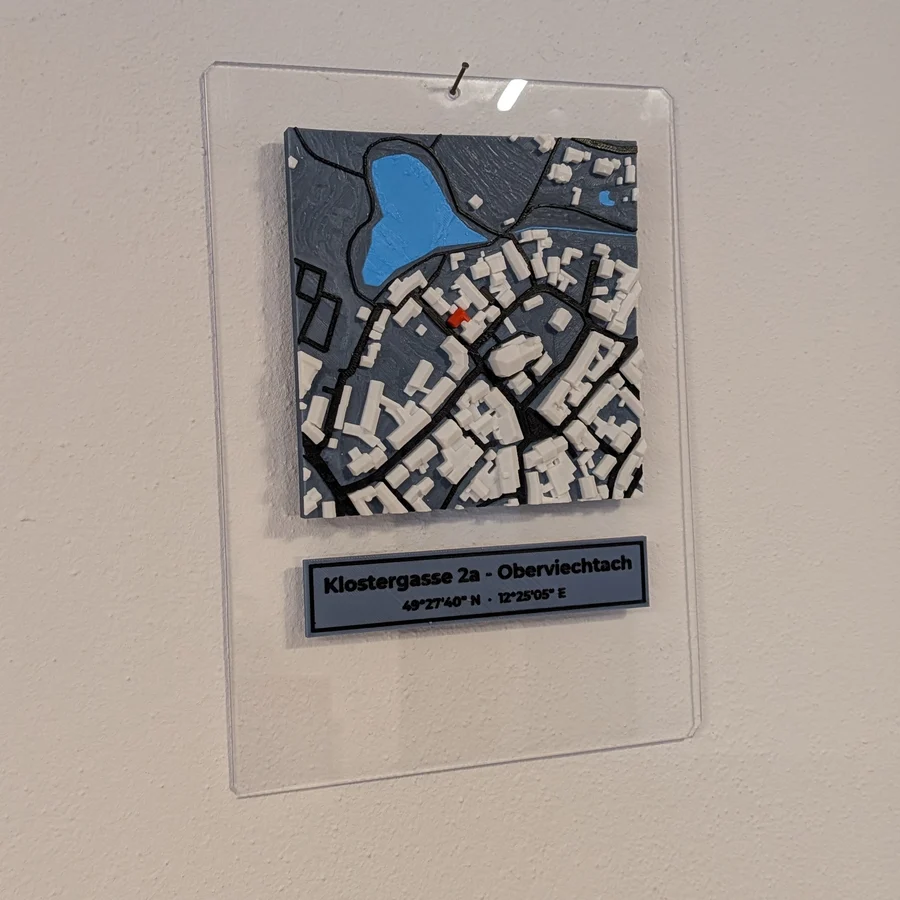 Relief auf klarer Acrylglasplatte an der Wand