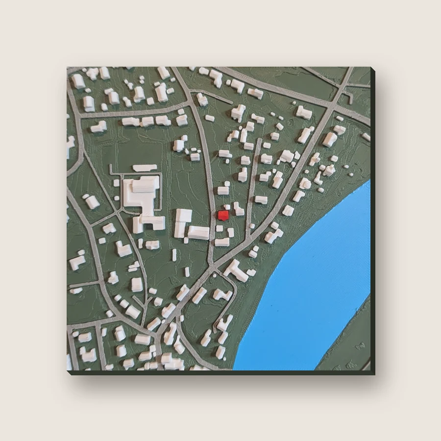 3D-Relief ohne Befestigung, Gelände dunkelgrün, Straßen hellgrau, mit Fluss
