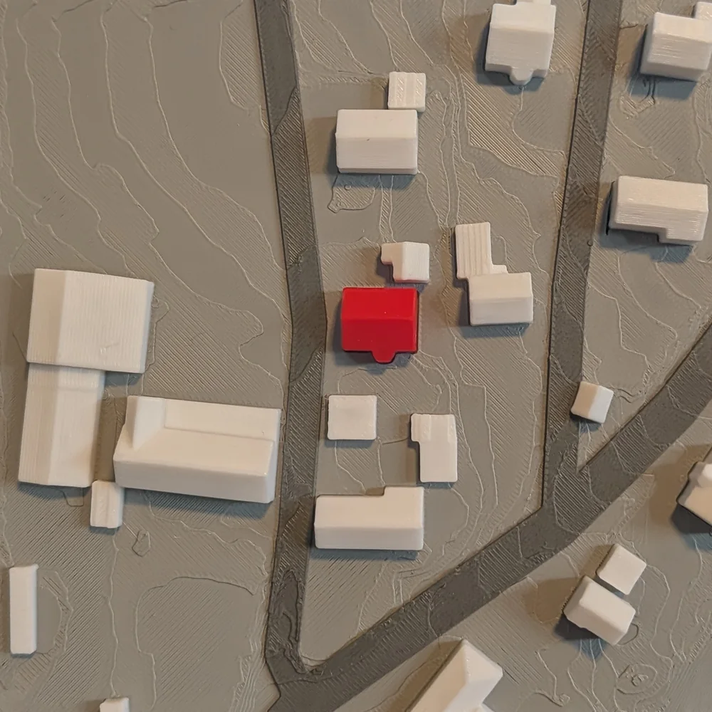 Echtes Foto: 3D-Relief mit markiertem Haus und direkten Nachbarn, Gelände hellgrau