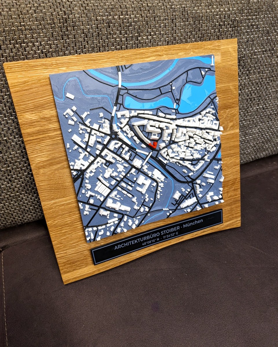 Farbiges 3D-Relief einer Altstadt mit Fluss auf einem geölten Eichenbrett mit Naturkante